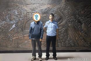 欧文和父亲中国行一同参观球鞋博物馆和球鞋工厂